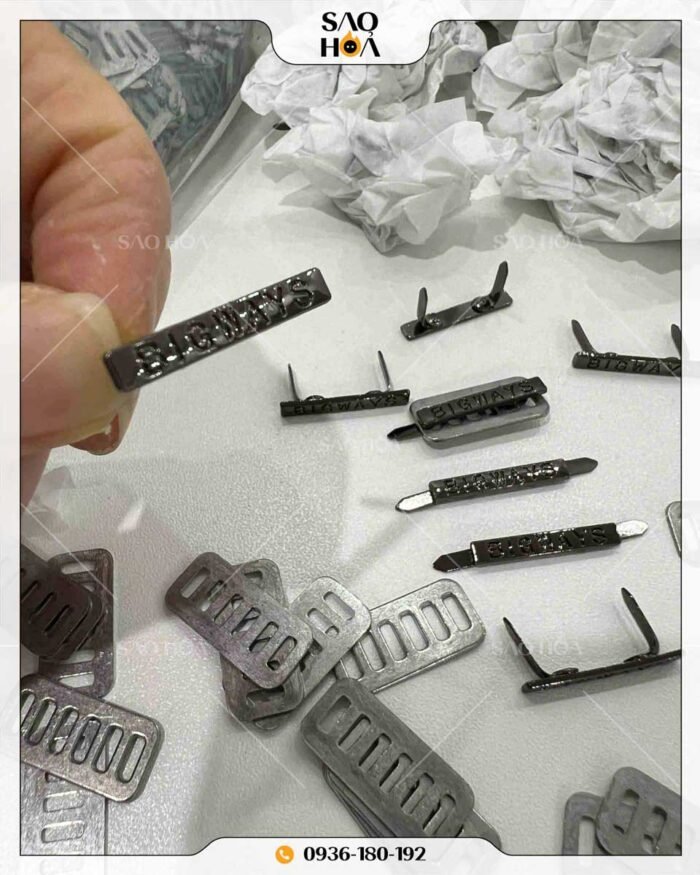 A108 Mác kim loại chân cài dập logo theo yêu cầu - Image 2