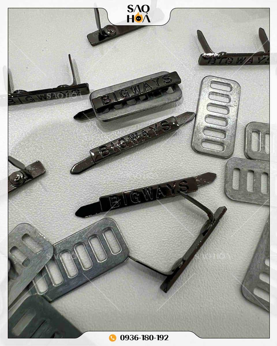 A108 Mác kim loại chân cài dập logo theo yêu cầu - Image 3