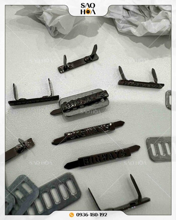 A108 Mác kim loại chân cài dập logo theo yêu cầu - Image 5