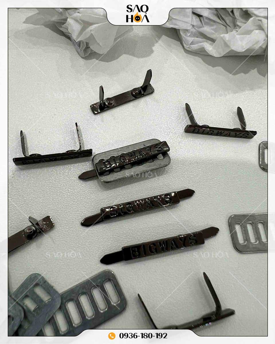 A108 Mác kim loại chân cài dập logo theo yêu cầu - Image 5