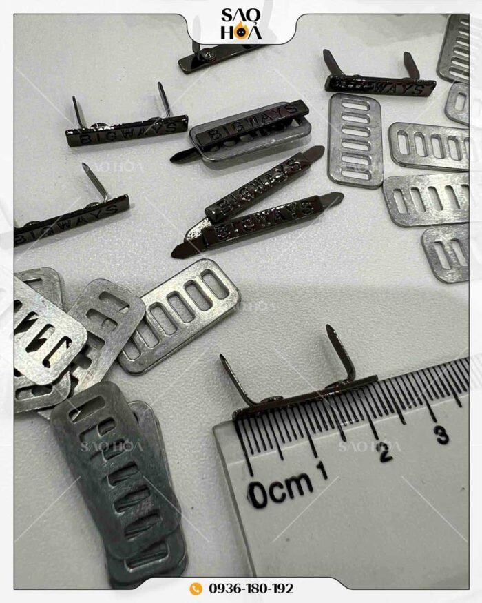 A108 Mác kim loại chân cài dập logo theo yêu cầu